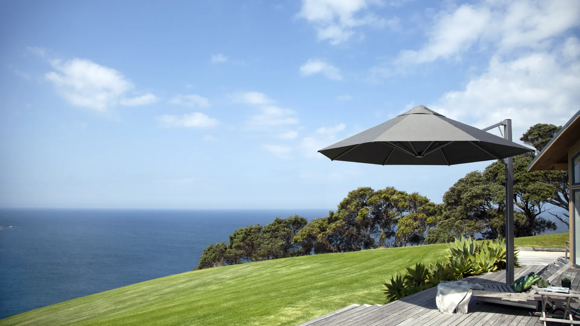 SHADOWSPEC SERENITY™ – ROTATING CANTILEVER UMBRELLA